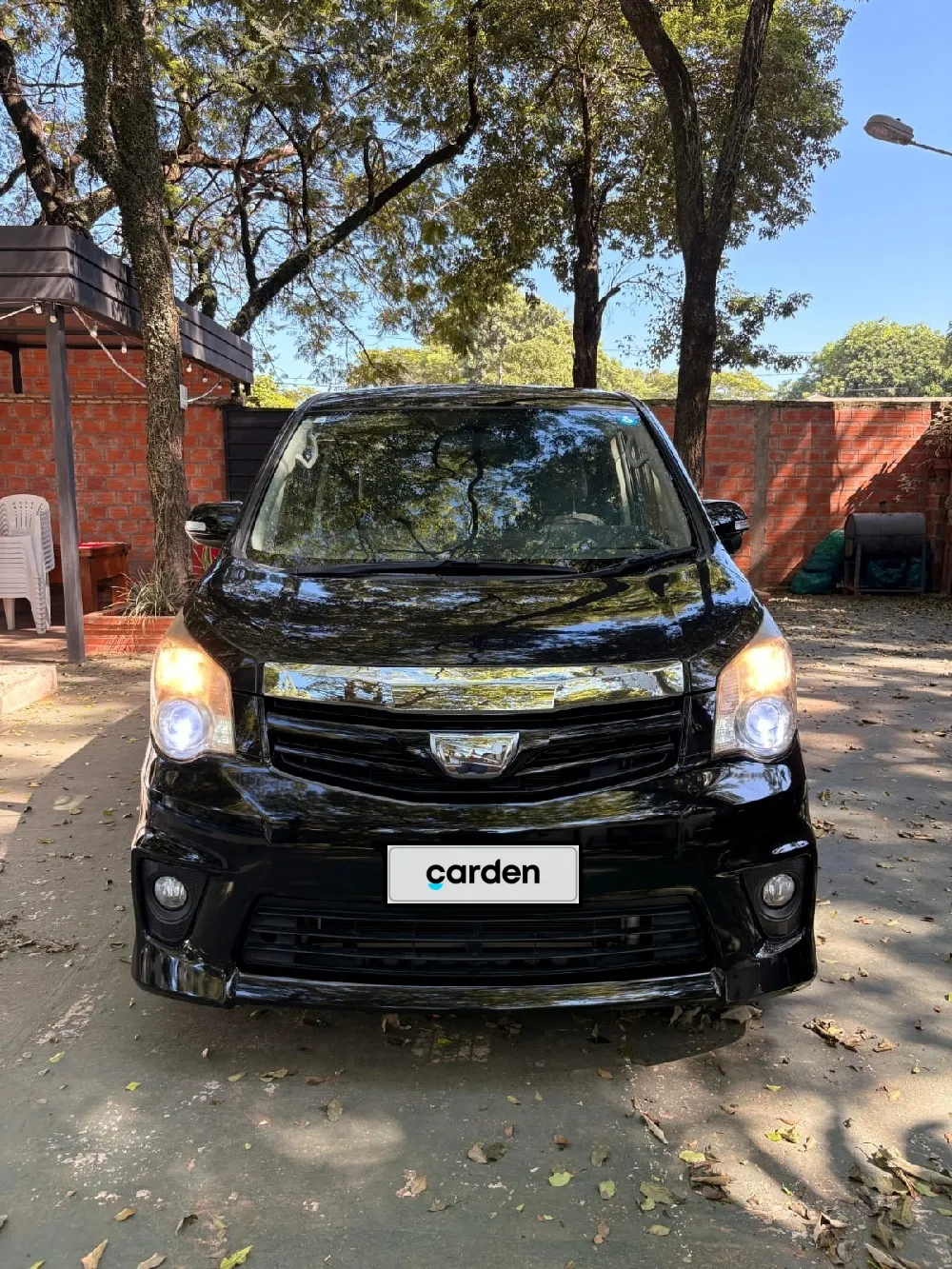 TOYOTA NOAH 2011